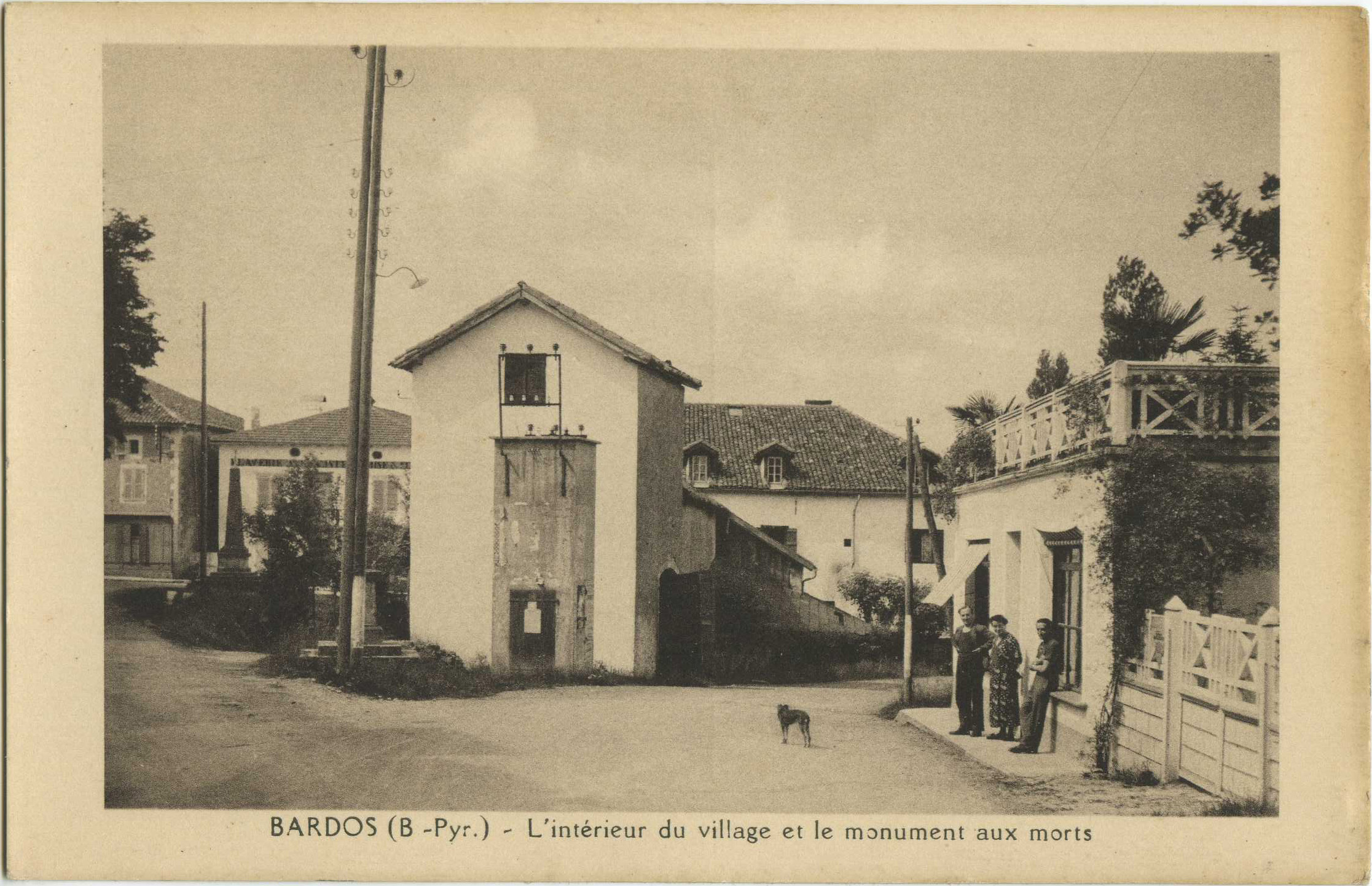 Bardos - L'intérieur du village et le monument aux morts