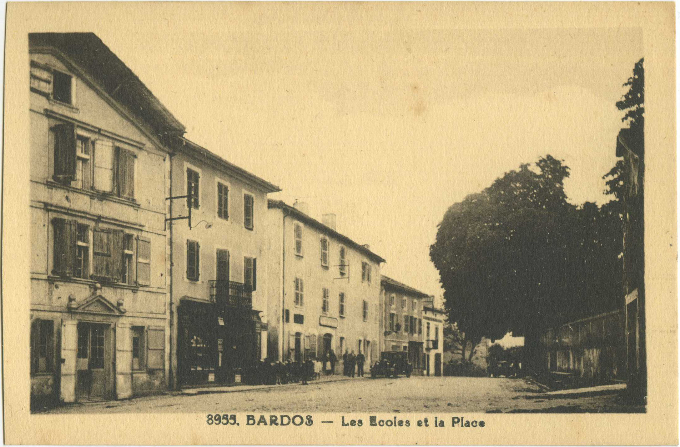 Bardos - Les Ecoles et la Place