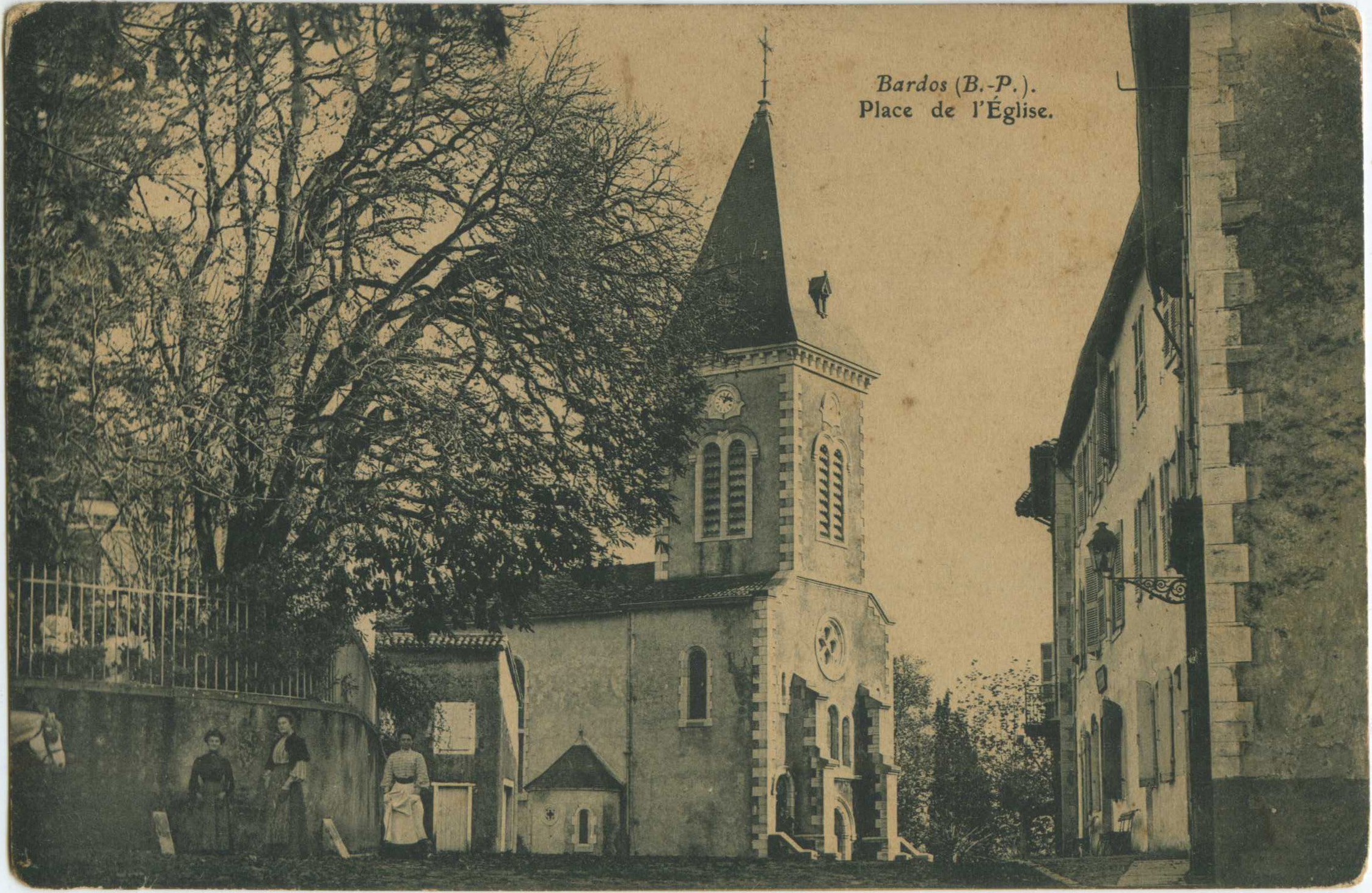 Bardos - Place de l'Église