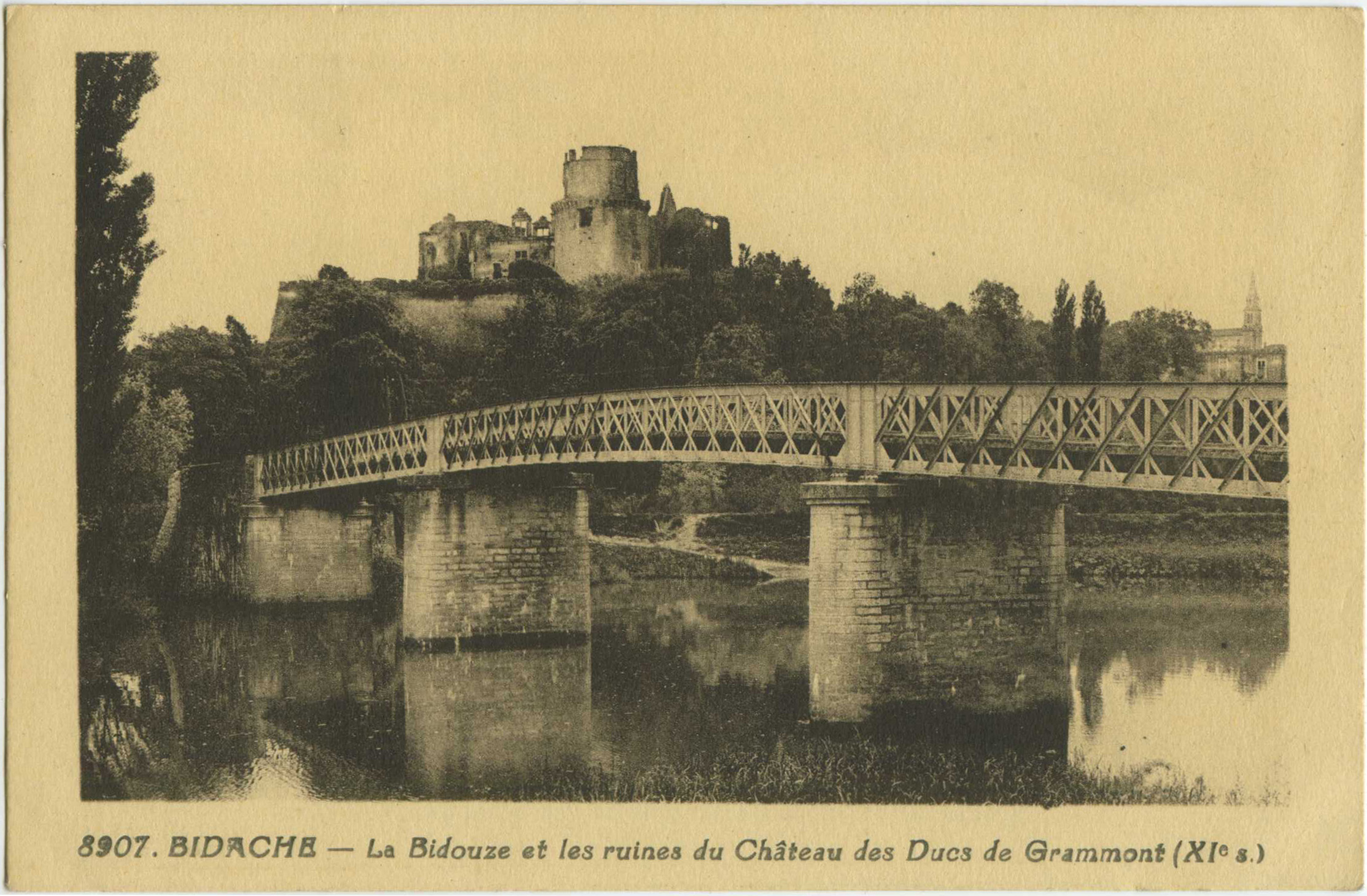 Bidache - La Bidouze et les ruines du Château des Ducs de Grammont (XI<sup>e</sup> s.)