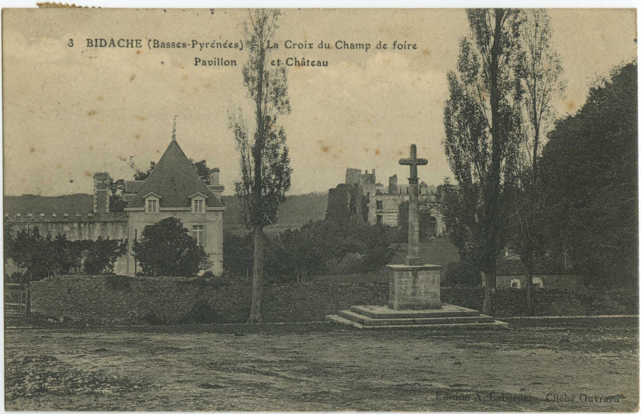 Bidache - La Croix du Champ de foire - Pavillon et Château