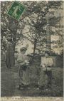 Carte postale ancienne - Bidache - La Croix du quartier Mech - Jeunes filles allant à la fontaine