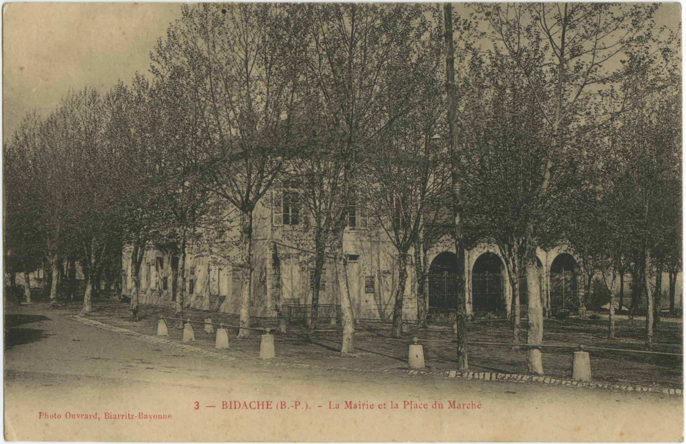 Bidache - La Mairie et la Place du Marché