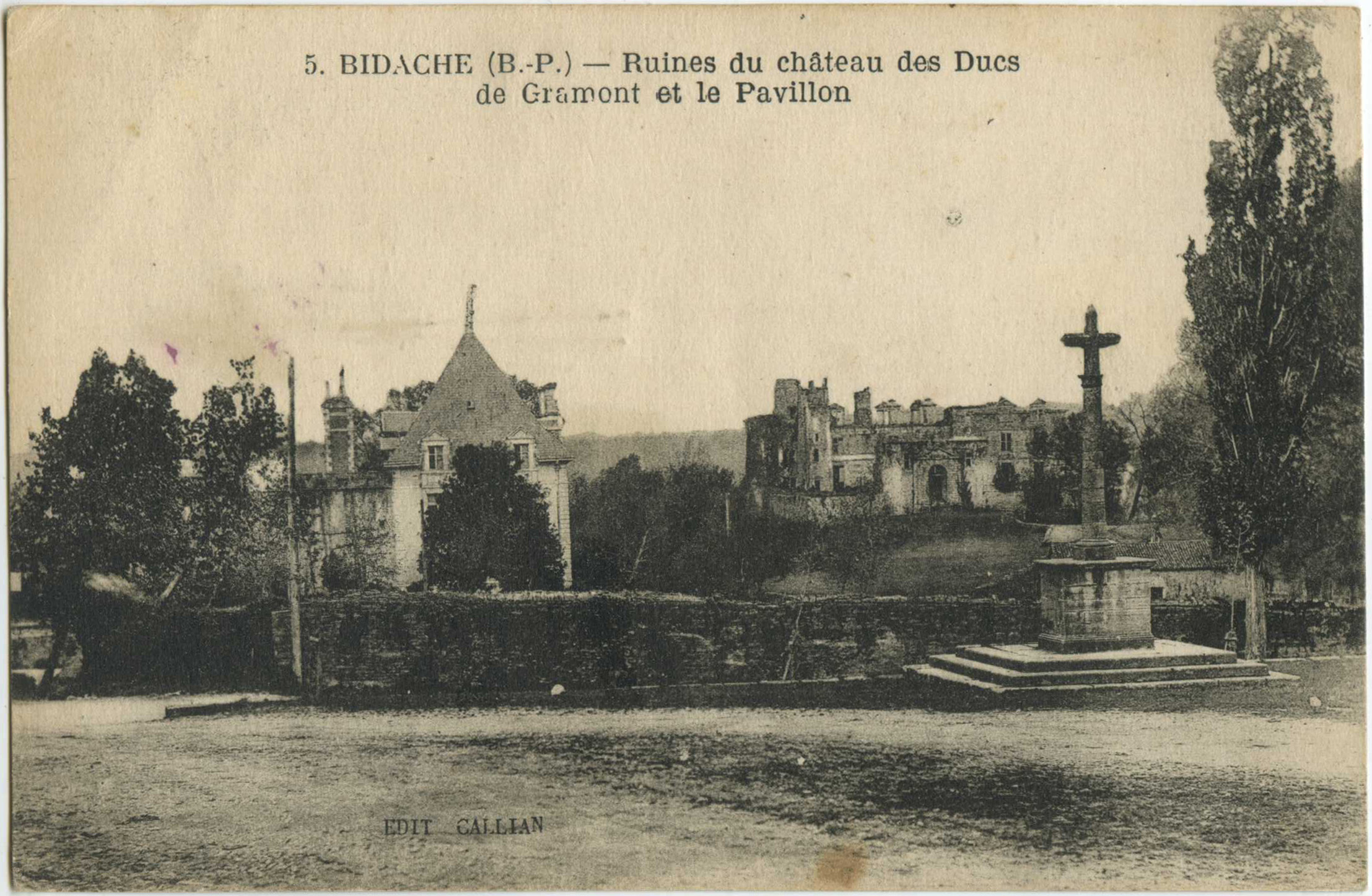 Bidache - Ruines du château des Ducs de Gramont et le Pavillon