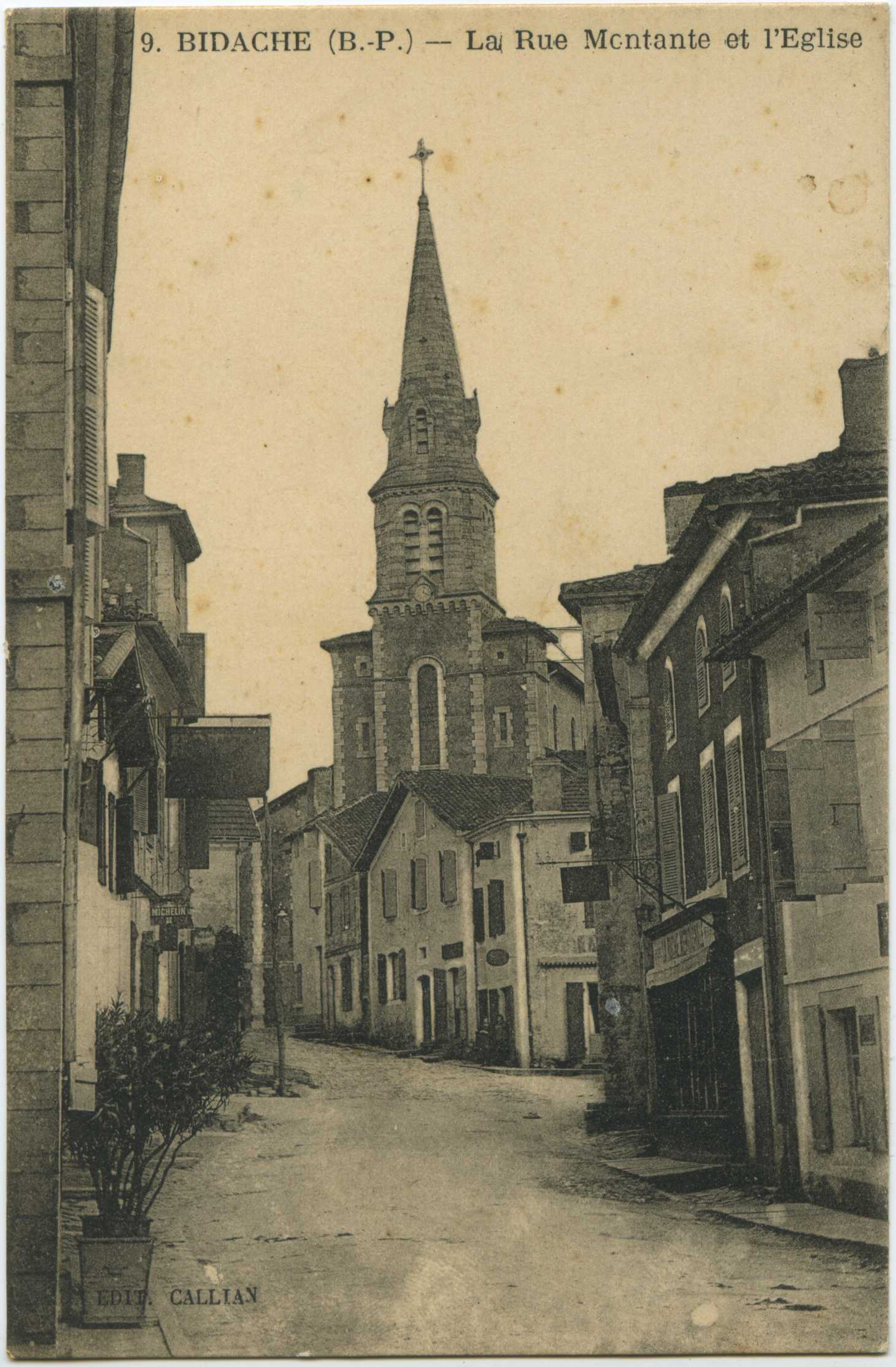 Bidache - La Rue Montante et l'Eglise 