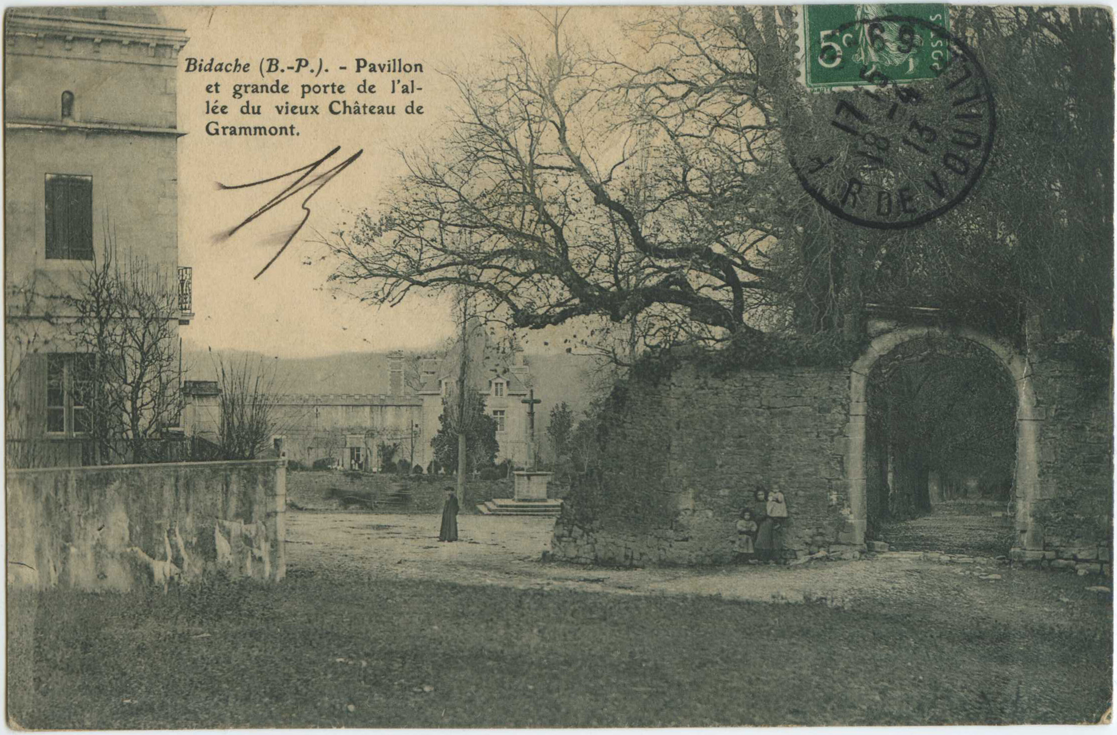 Bidache - Pavillon et grande porte de l'allée du vieux Château de Grammont