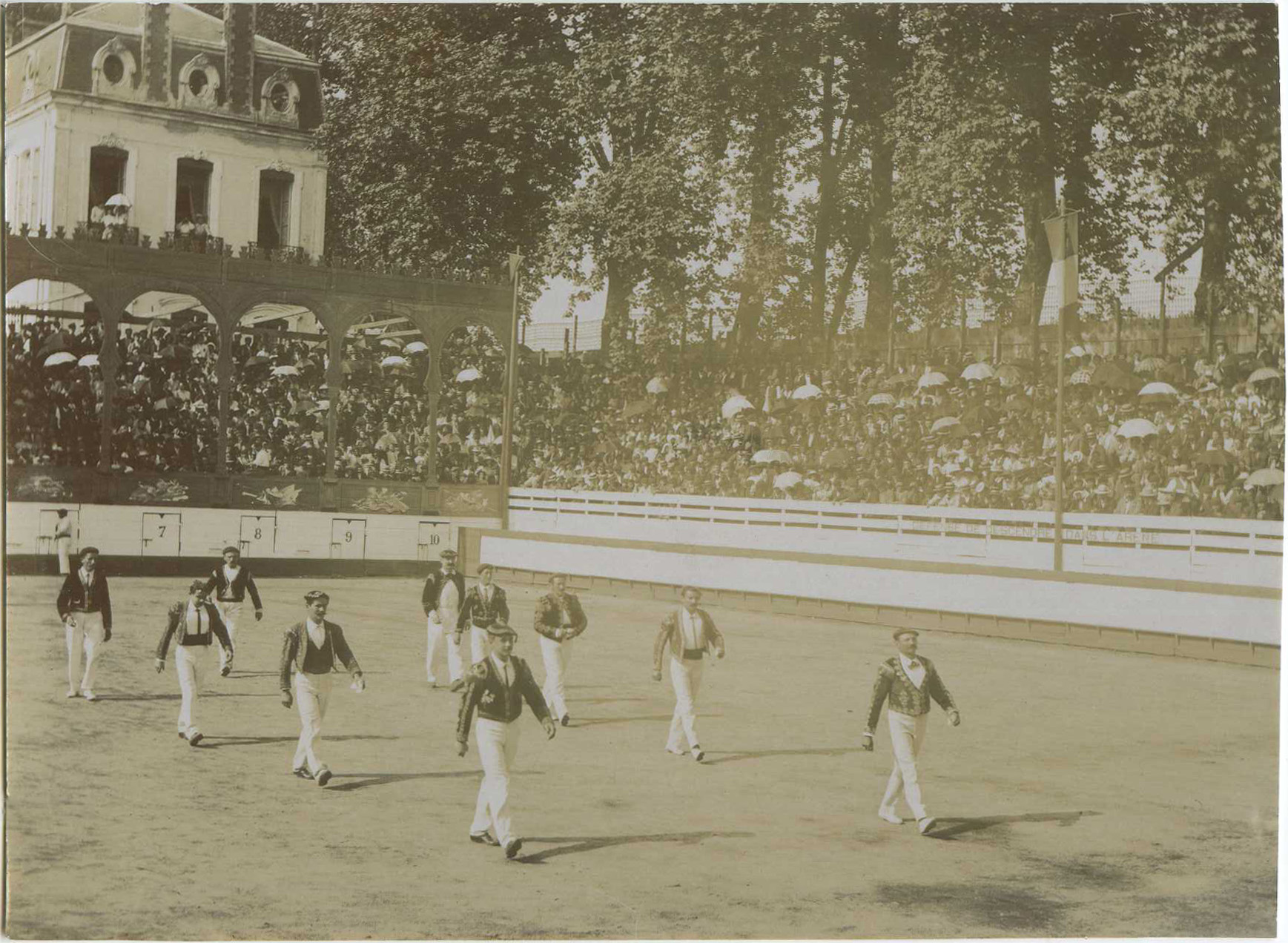 Dax - Photo - Une course landaise dans les anciennes arènes (vers 1910)