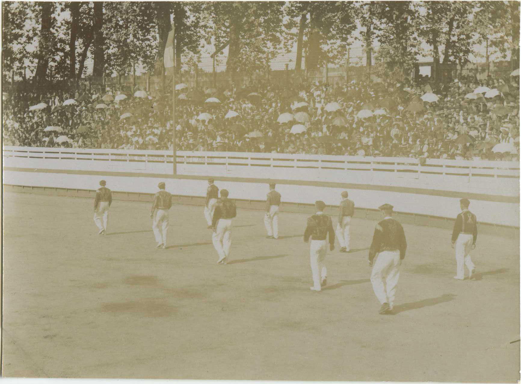 Dax - Photo - Une course landaise dans les anciennes arènes (vers 1910)