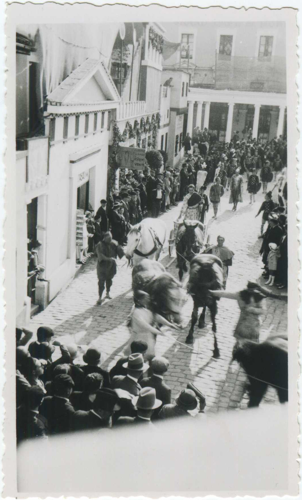 Dax - Photo - Commémorations du bimillénaire de la station thermale (5 juin 1933) - Le char d'Auguste