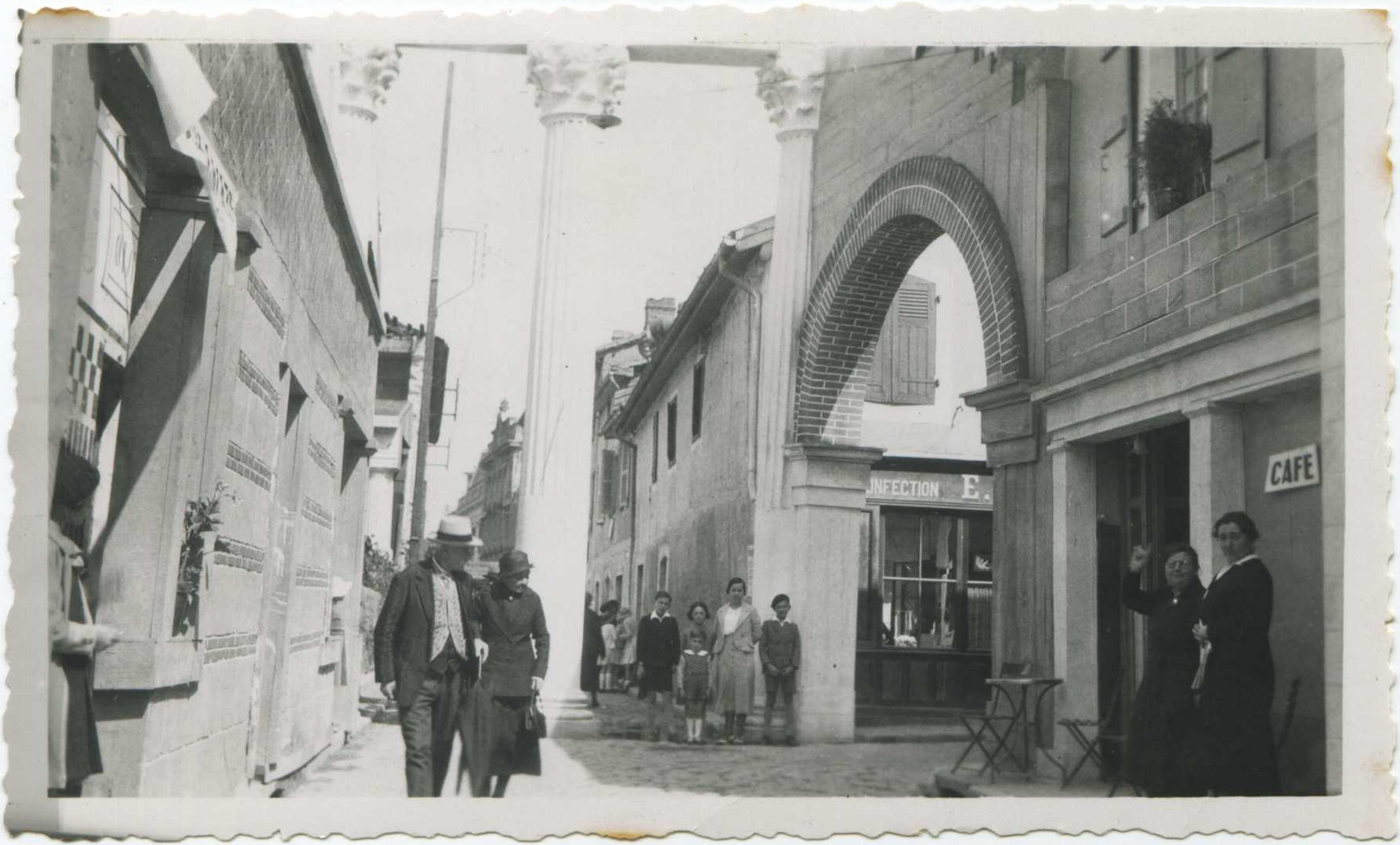 Dax - Photo - Commémorations du bimillénaire de la station thermale (5 juin 1933) - Une rue