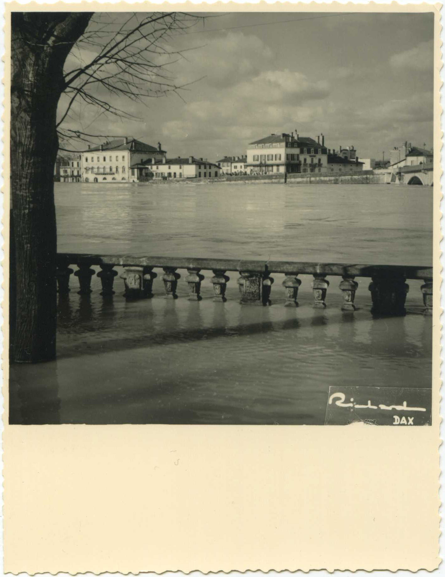 Dax - Photo - Crue de 1952 - Le quartier du Sablar vu de la terrasse du Splendid Hôtel