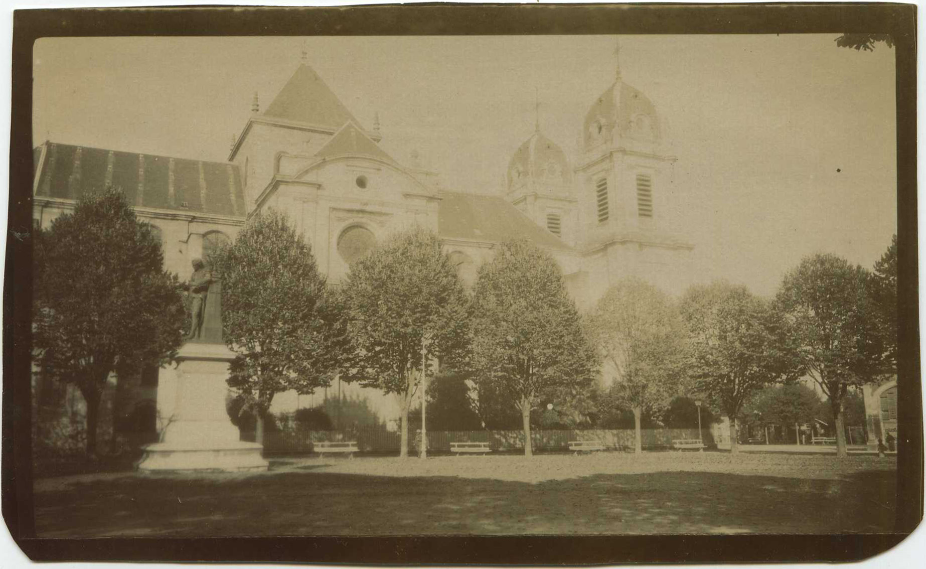Dax - Photo - La cathédrale et la satue de Borda