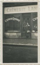 Carte postale ancienne - Dax - Photo - Les halles - Devanture de la Crêmerie Landaise (peut-être années 50)