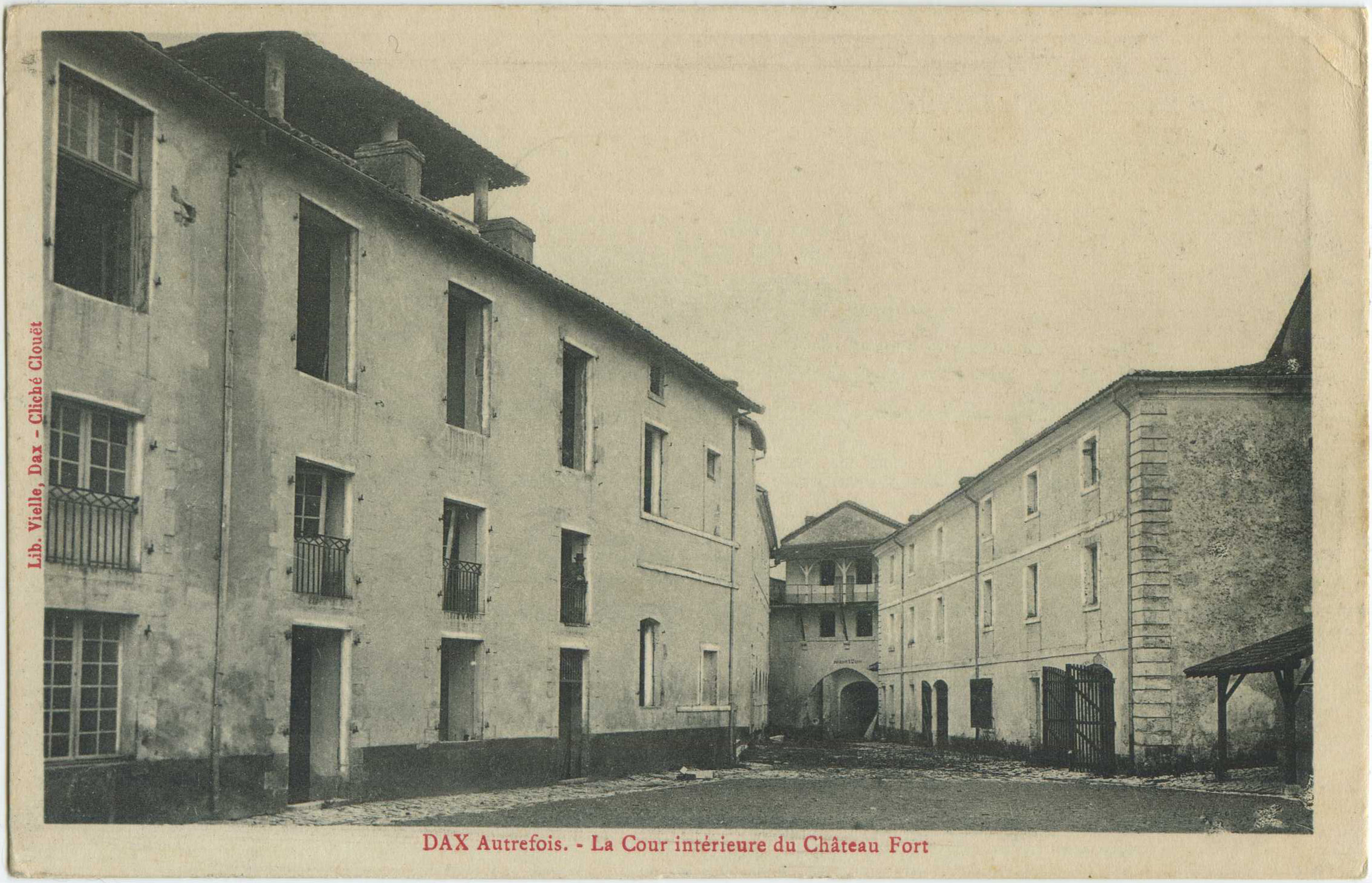 Dax - DAX Autrefois. - La Cour intérieure du Château Fort