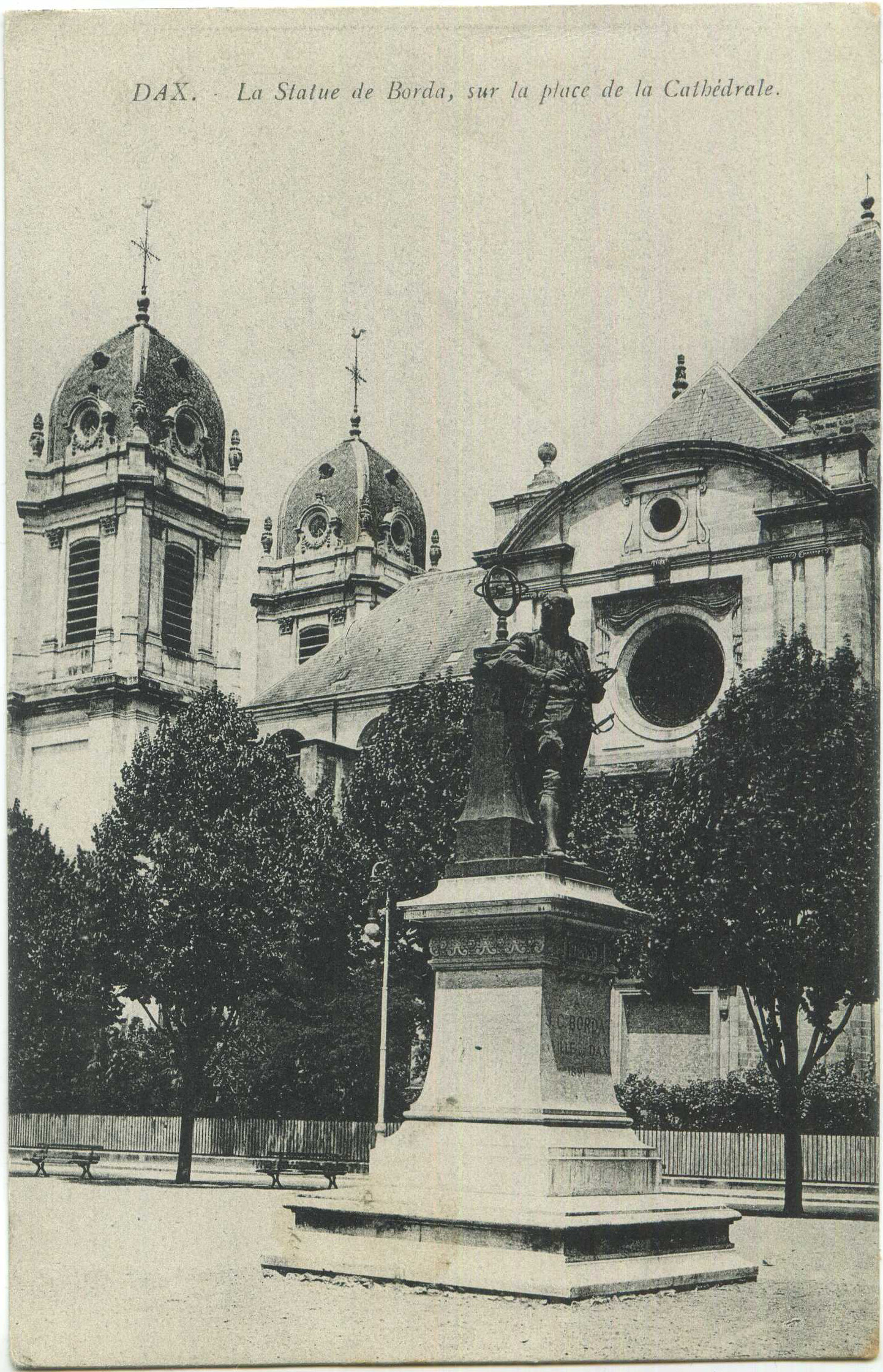 Dax - La Statue de Borda, sur la place de la Cathédrale.