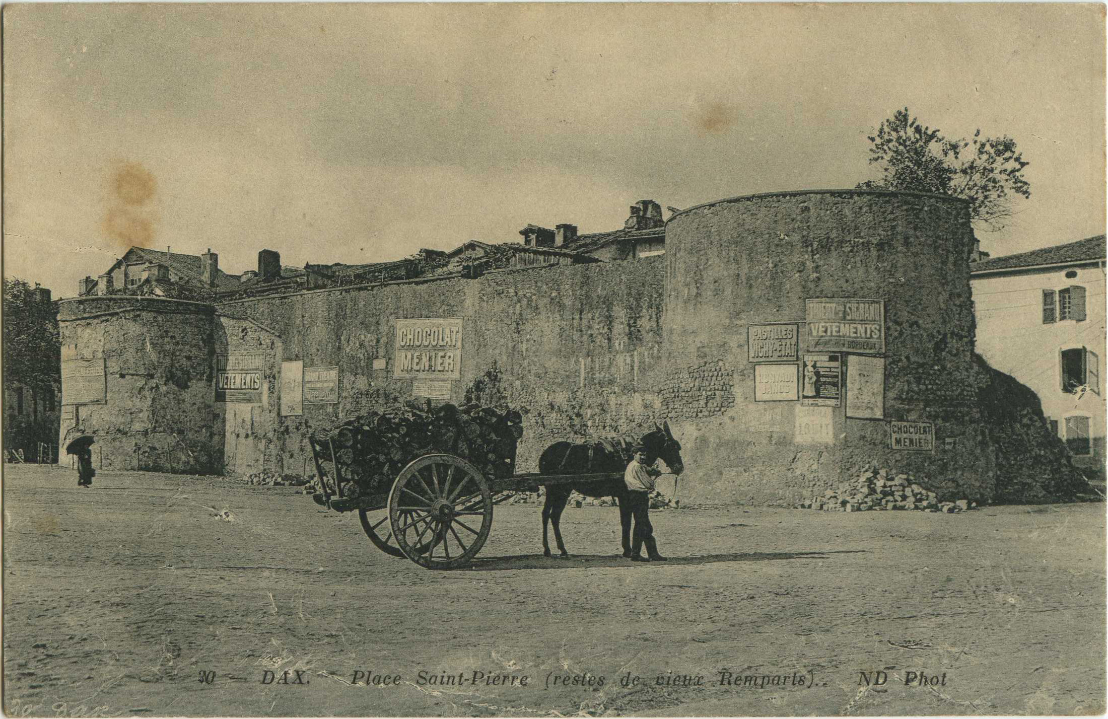 Dax - Place Saint-Pierre (restes de vieux Remparts).