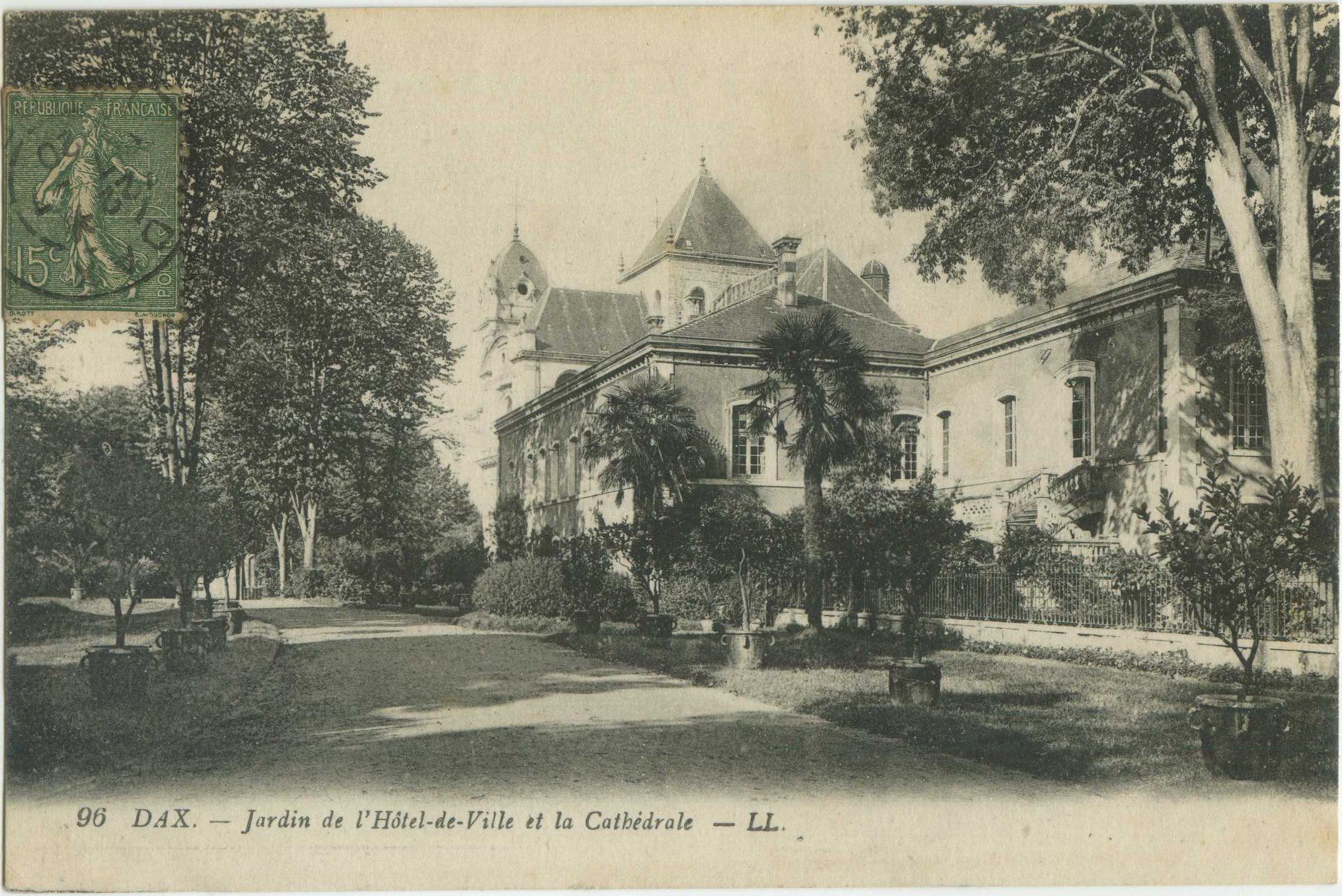 Dax - Jardin de l'Hôtel-de-Ville et la Cathédrale