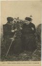 Carte postale ancienne - Landes - Vieilles Landaises faisant la causette en filant à la quenouille