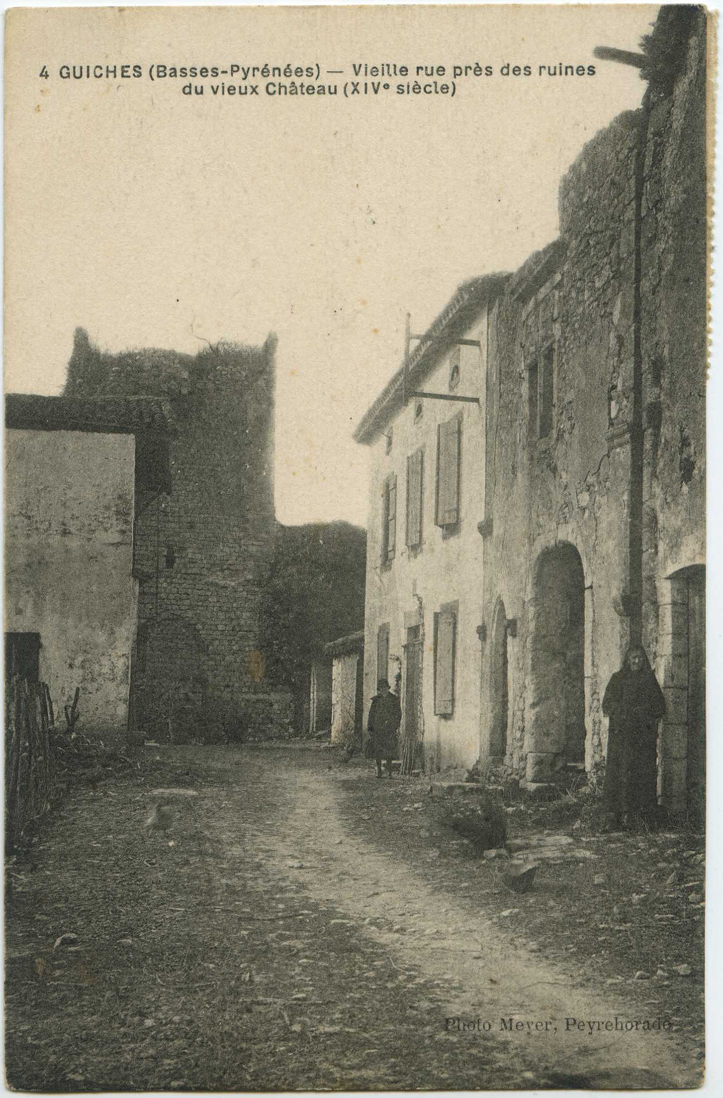 Guiche - Vieille rue près des ruines du vieux Château (XIV<sup>e</sup> siècle)
