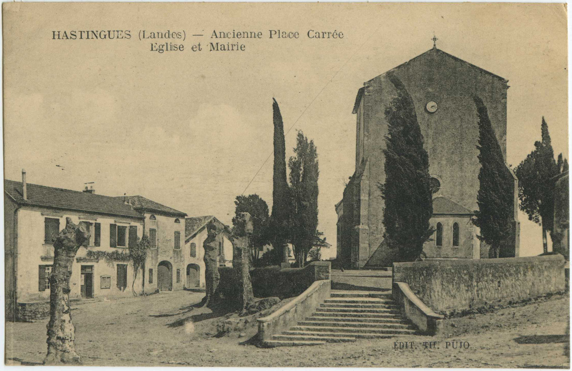 Hastingues - Ancienne Place Carrée - Eglise et Mairie