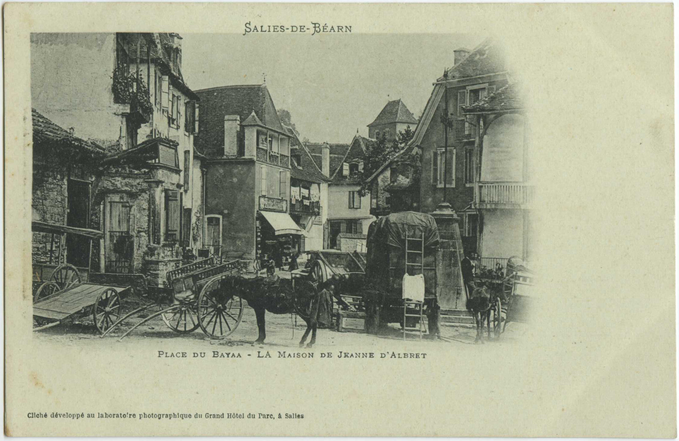 Salies-de-Béarn - Place du Bayaa - La Maison de Jeanne d'Albret