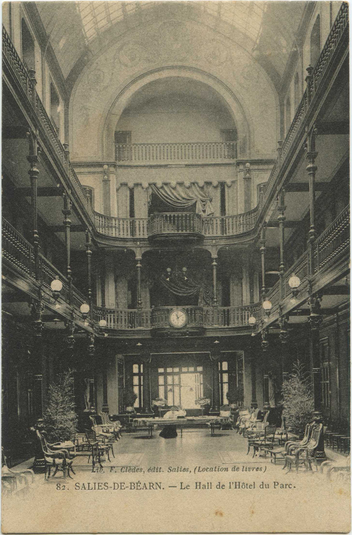 Salies-de-Béarn - Le Hall de l'Hôtel du Parc.
