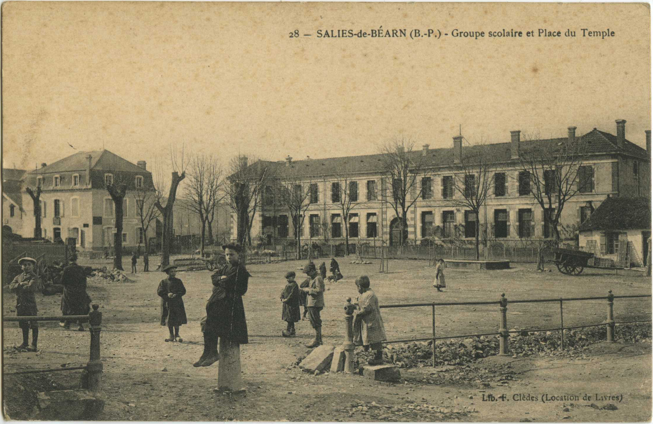 Salies-de-Béarn - Groupe scolaire et Place du Temple