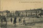 Carte postale ancienne - Salies-de-Béarn - Groupe scolaire et Place du Temple