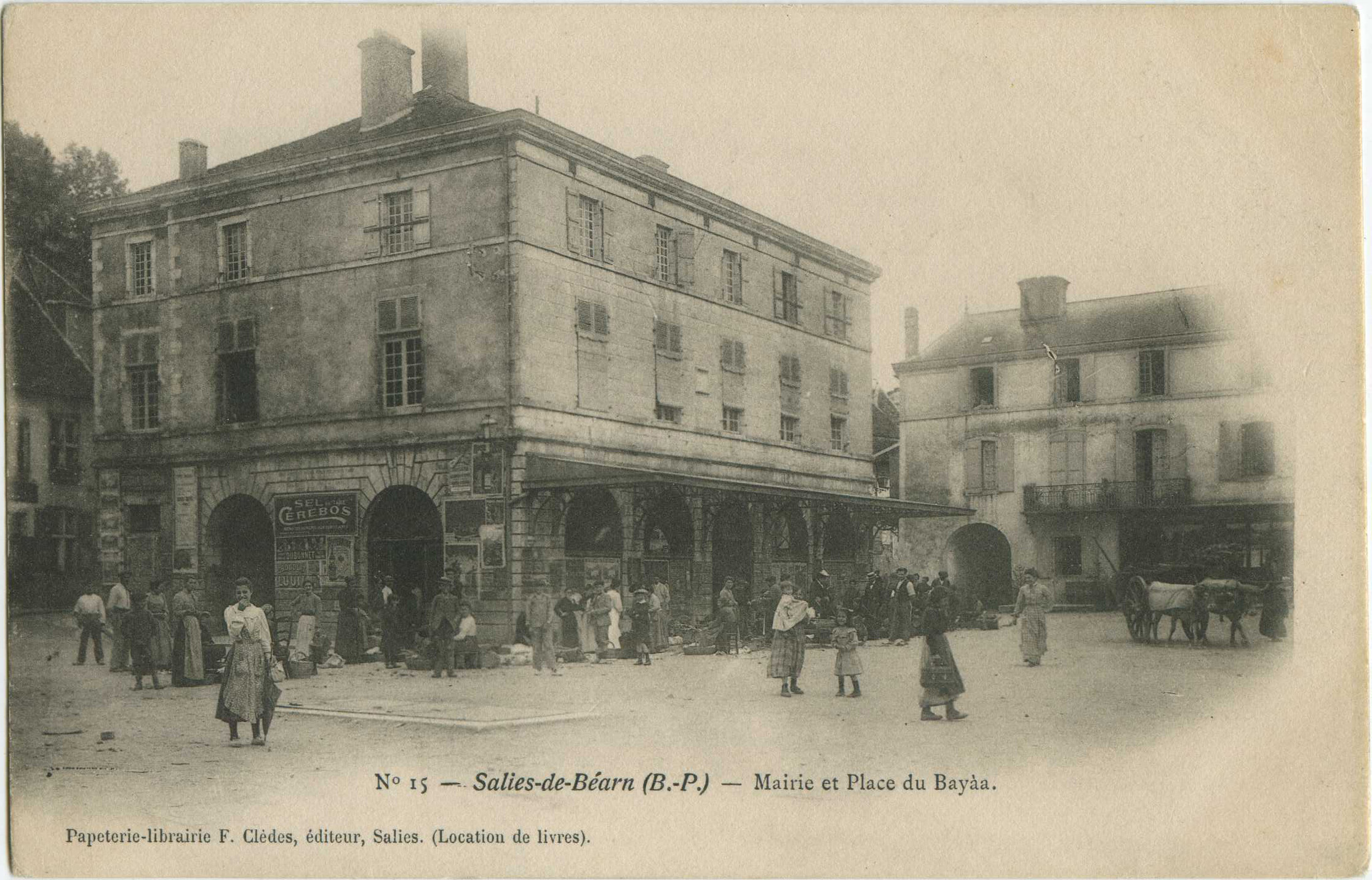 Salies-de-Béarn - Mairie et Place du Bayàa.