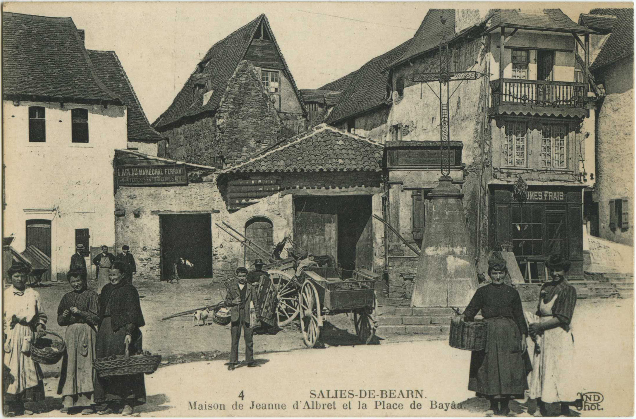 Salies-de-Béarn - Maison de Jeanne d'Albret et la Place de Bayâa