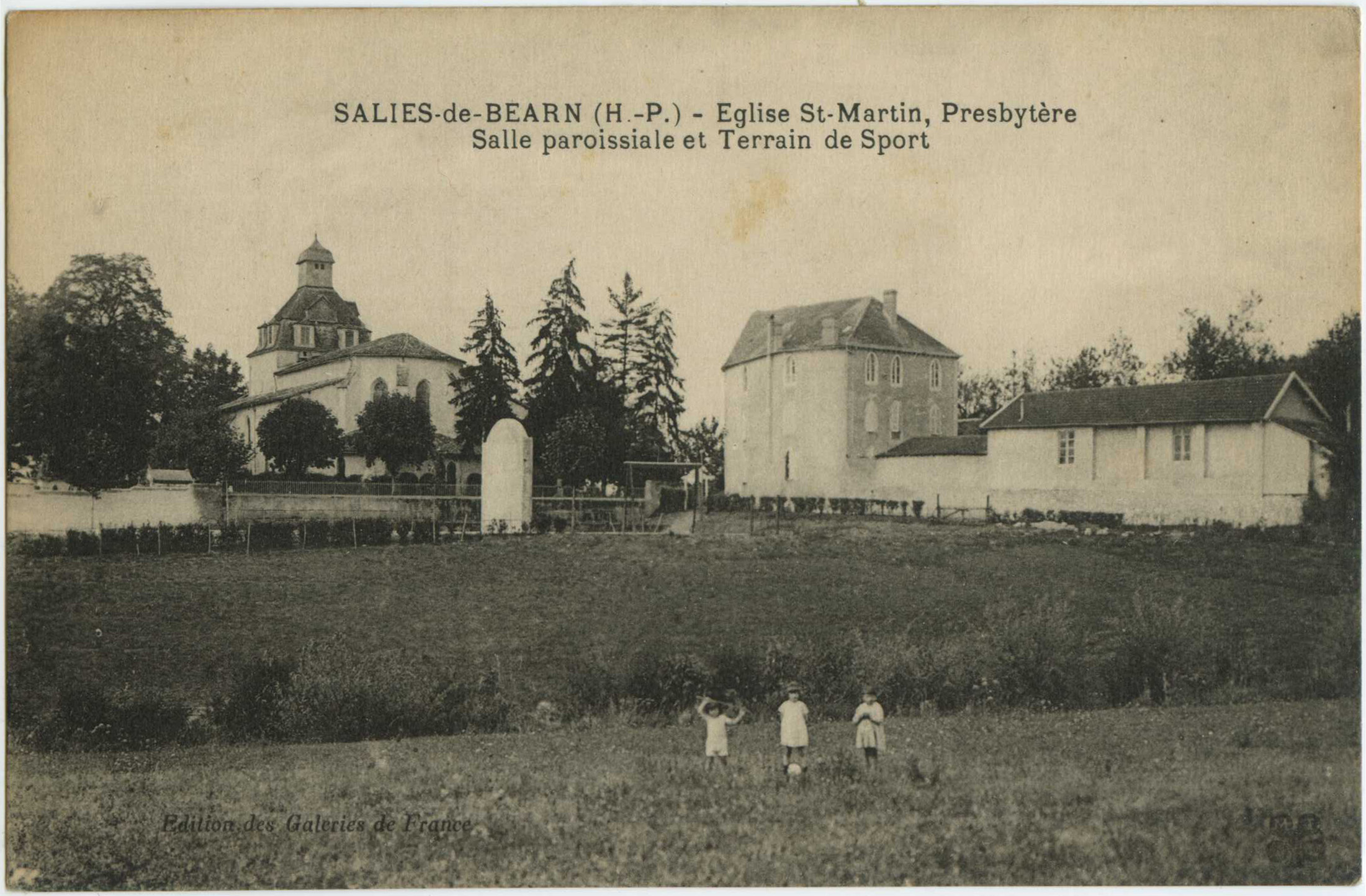 Salies-de-Béarn - Eglise St-Martin, Presbytère - Salle paroissiale et Terrain de Sport
