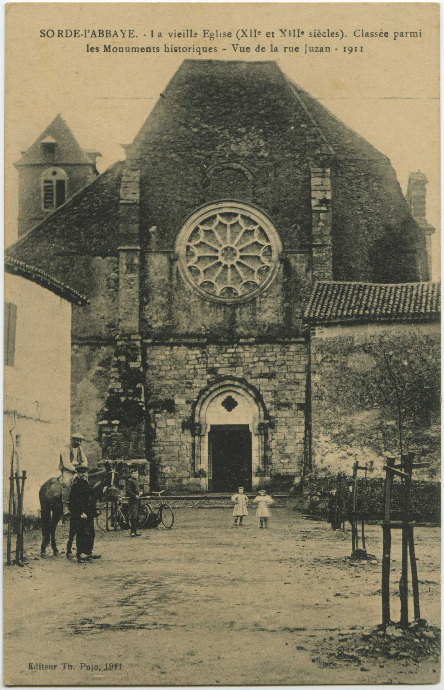 Sorde-l'Abbaye - La vieille Eglise (XII<sup>e</sup> et XIII<sup>e</sup> siècles). Classée parmi les Monuments historiques - Vue de la rue Juzan - 1911