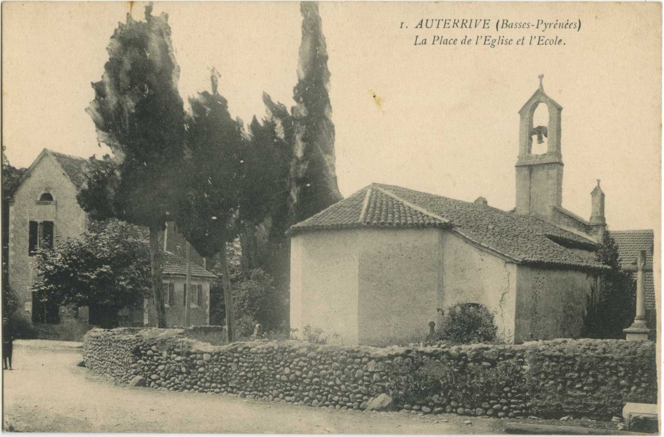 Auterrive - La Place de l'Eglise et l'Ecole