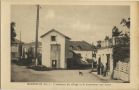 Carte postale ancienne - Bardos - L'intérieur du village et le monument aux morts