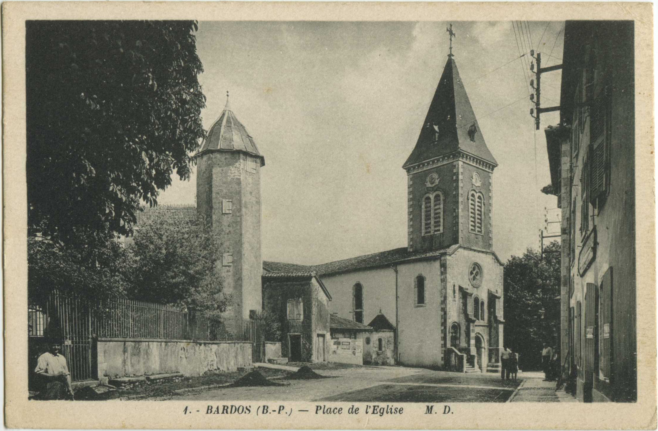 Bardos - Place de l'Eglise