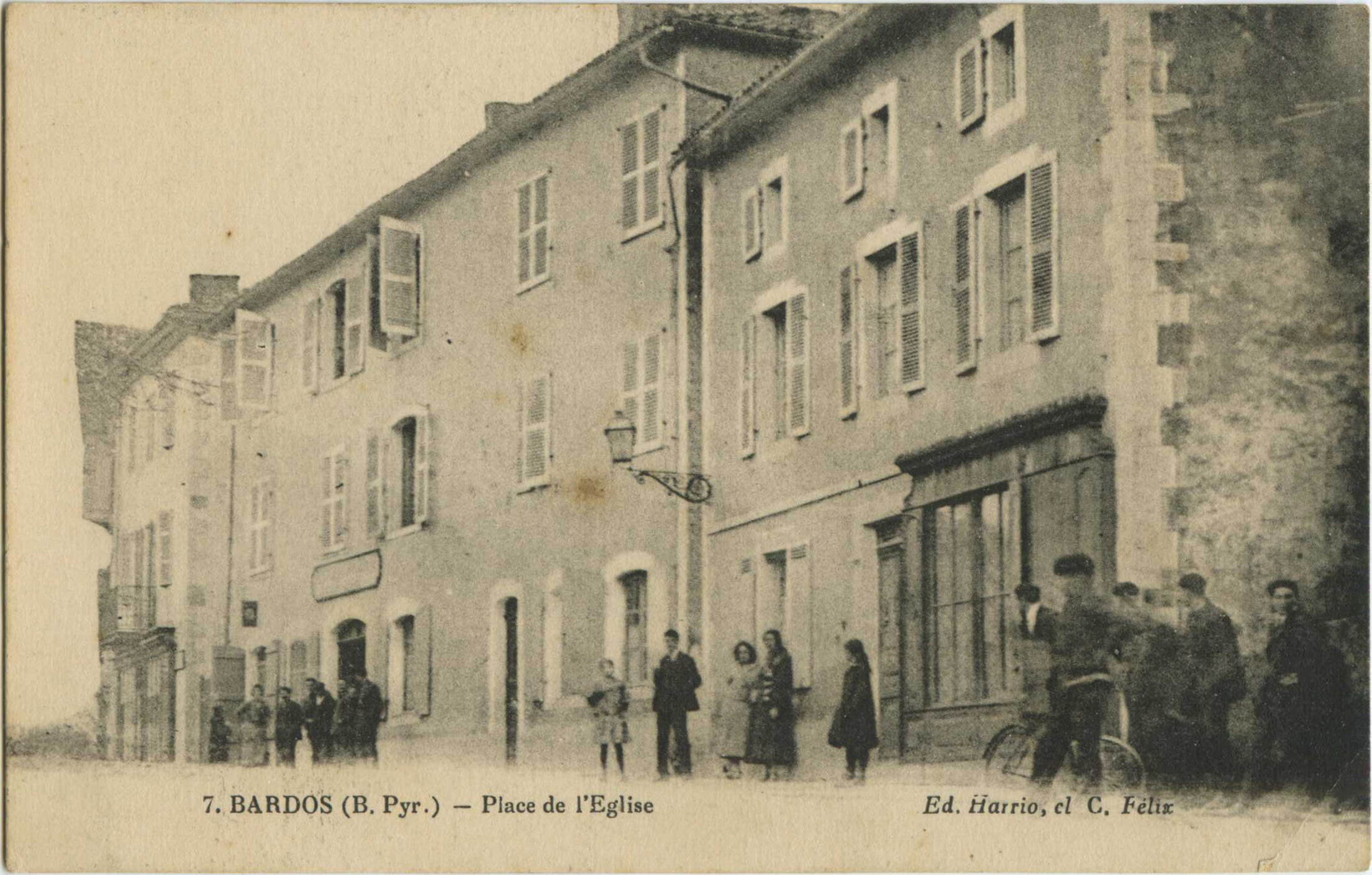 Bardos - Place de l'Eglise