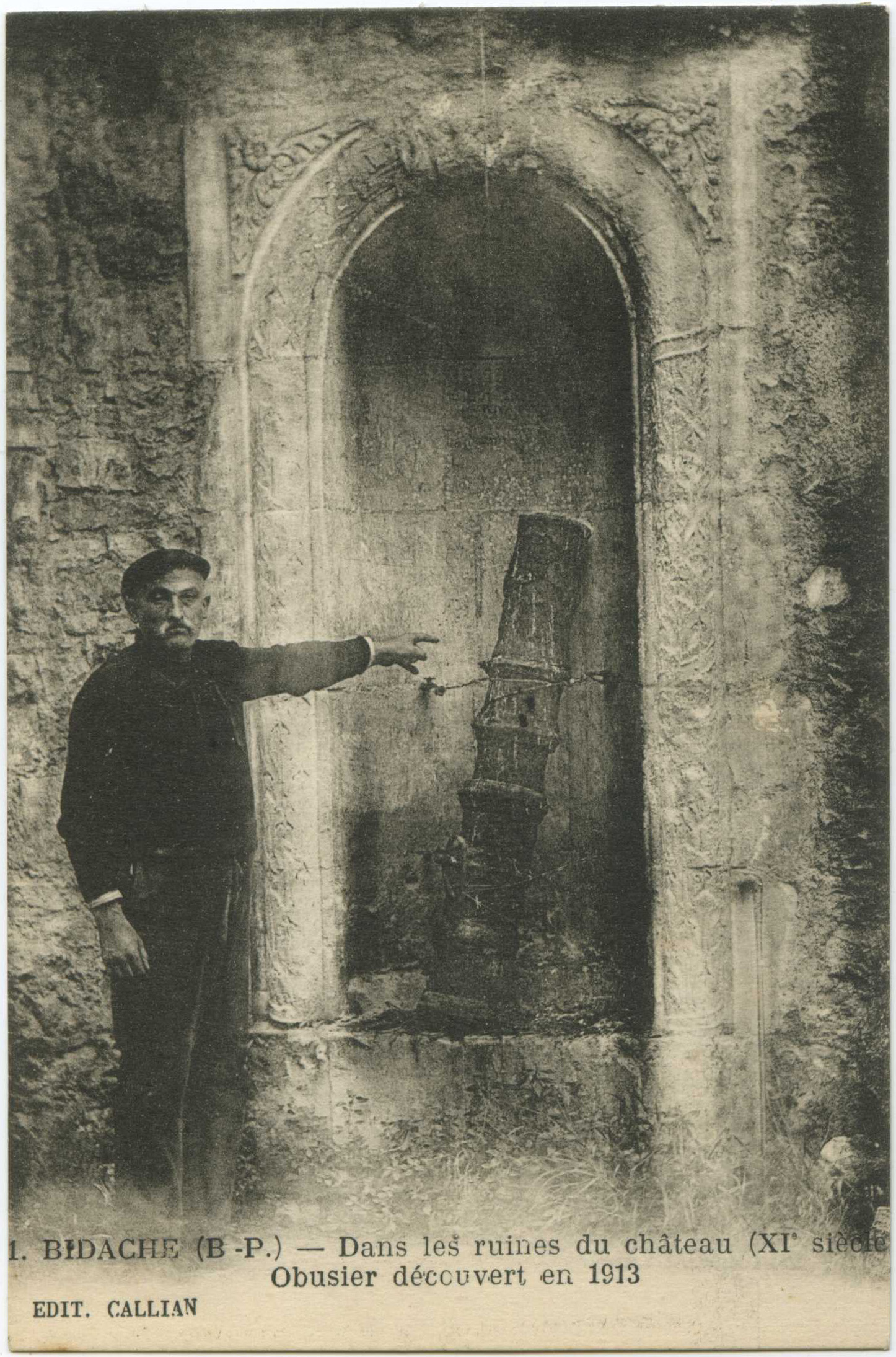 Bidache - Dans les ruines du château (XI<sup>e</sup> siècle) - Obusier découvert en 1913