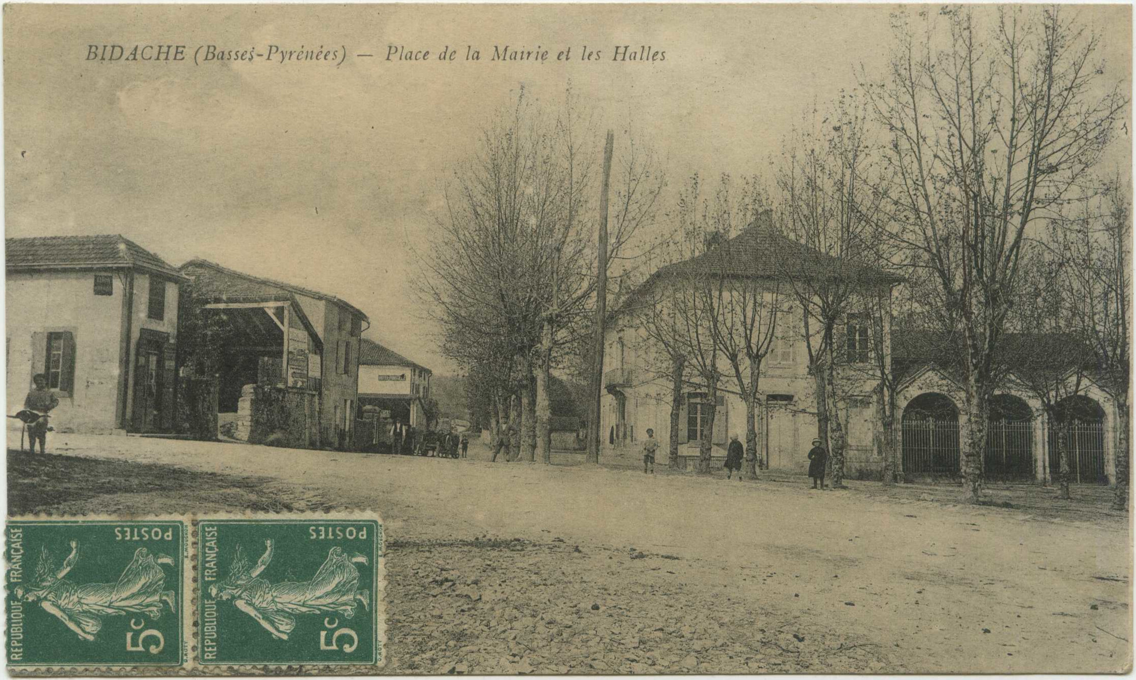 Bidache - Place de la Mairie et les Halles