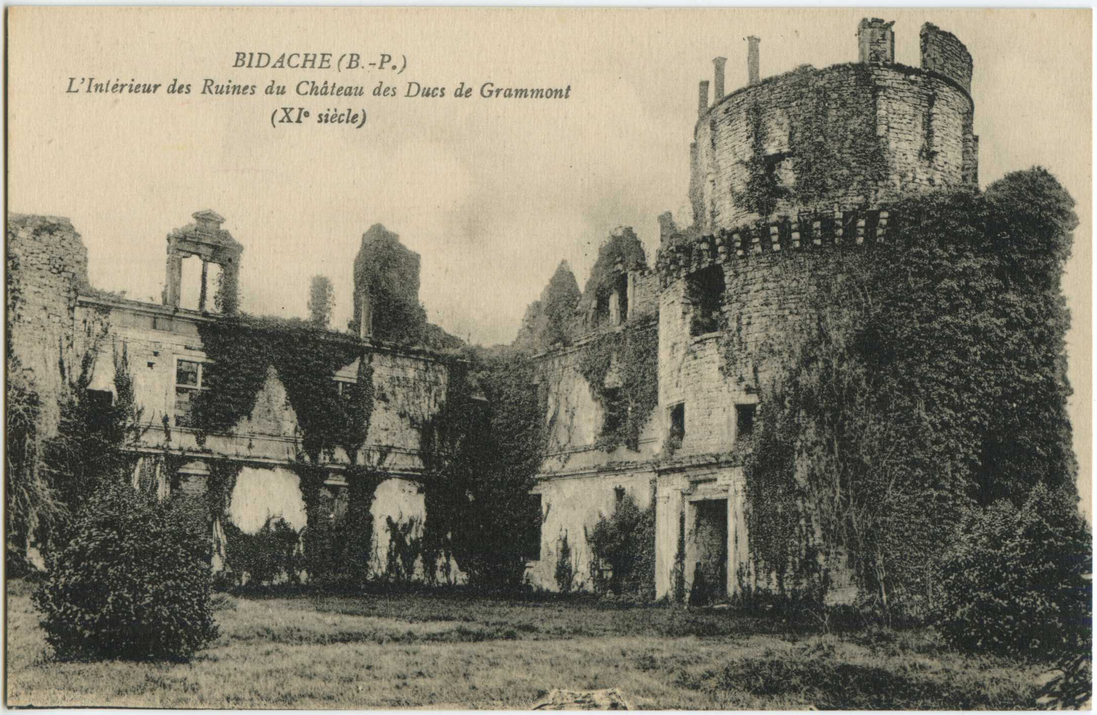 Bidache - L'Intérieur des Ruines du Château des Ducs de Grammont (XI<sup>e</sup> siècle)