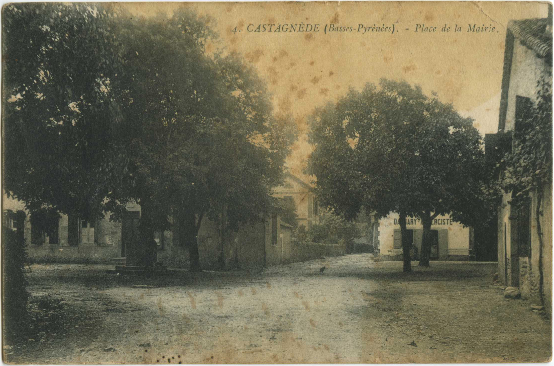 Castagnède - Place de la Mairie