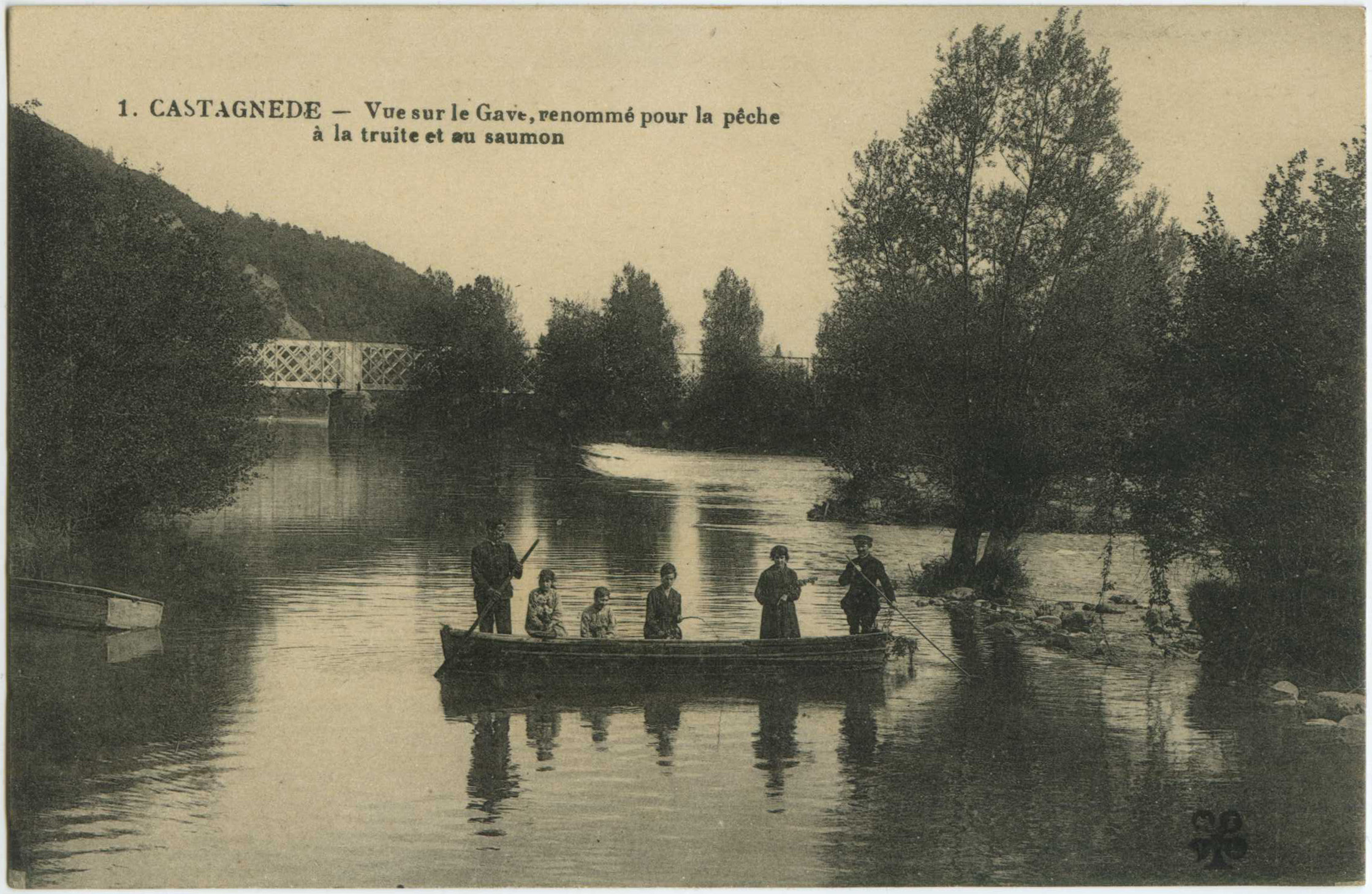 Castagnède - Vue sur le Gave, renommé pour la pêche à la truite et au saumon