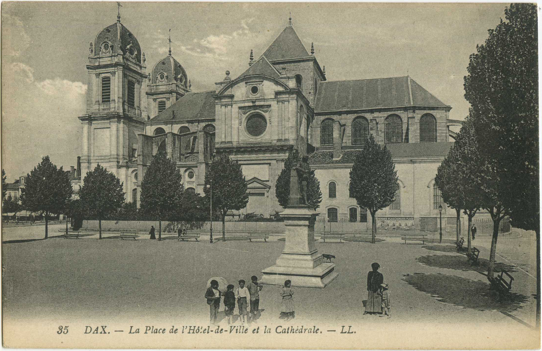 Dax - La Place de l'Hôtel-de-Ville et la Cathédrale.
