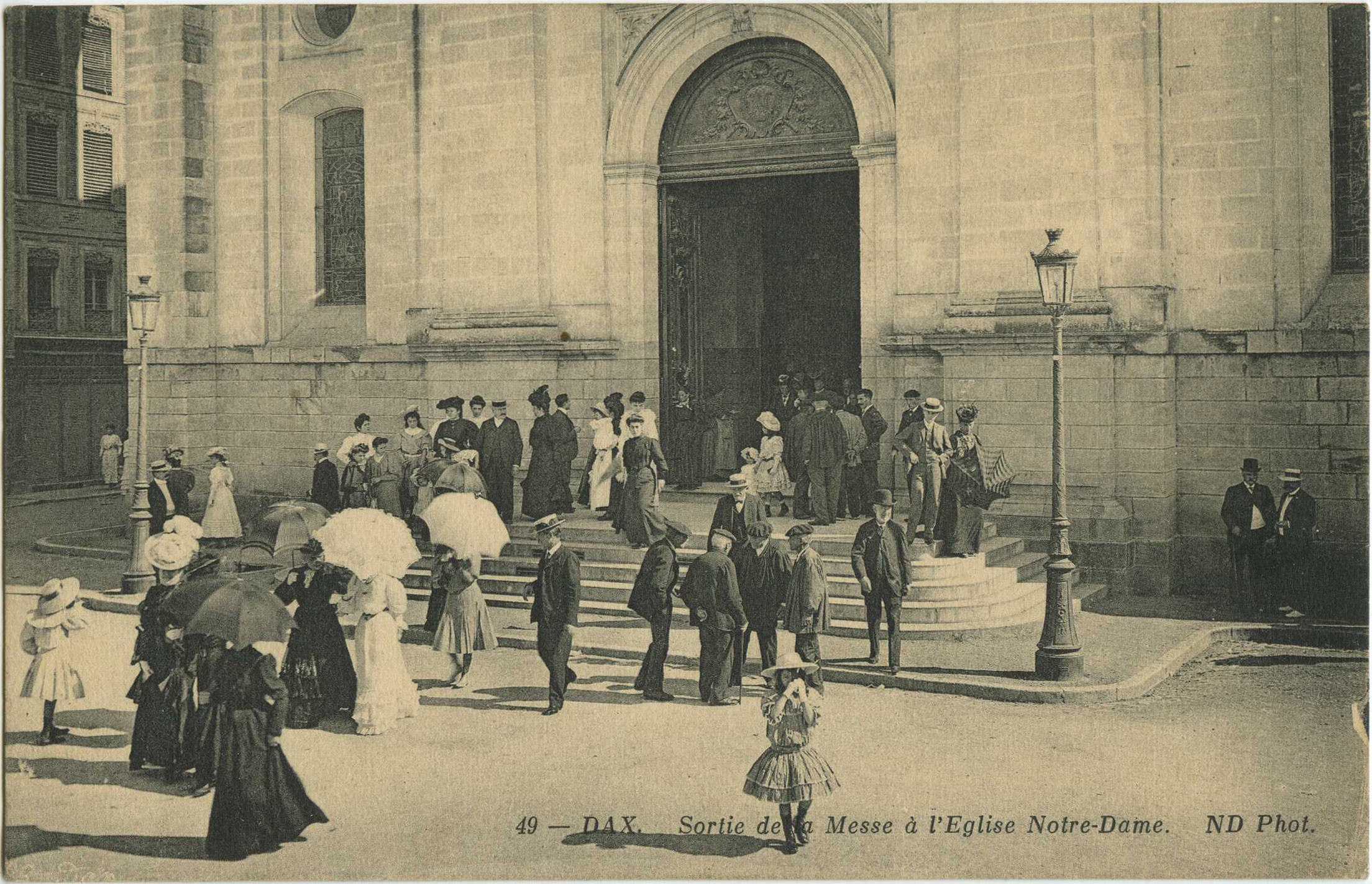 Dax - Sortie de la Messe à l'Eglise Notre-Dame.