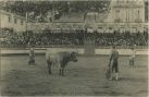 Carte postale ancienne - Dax - Corrida de Toros. El diestro y toro (La première épée du taureau).