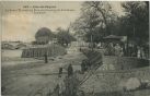 Carte postale ancienne - Dax - Allée des Baignots - La Source Thermale <i>Le Trou des Pauvres</i> - La Demi-Lune - Les Quais