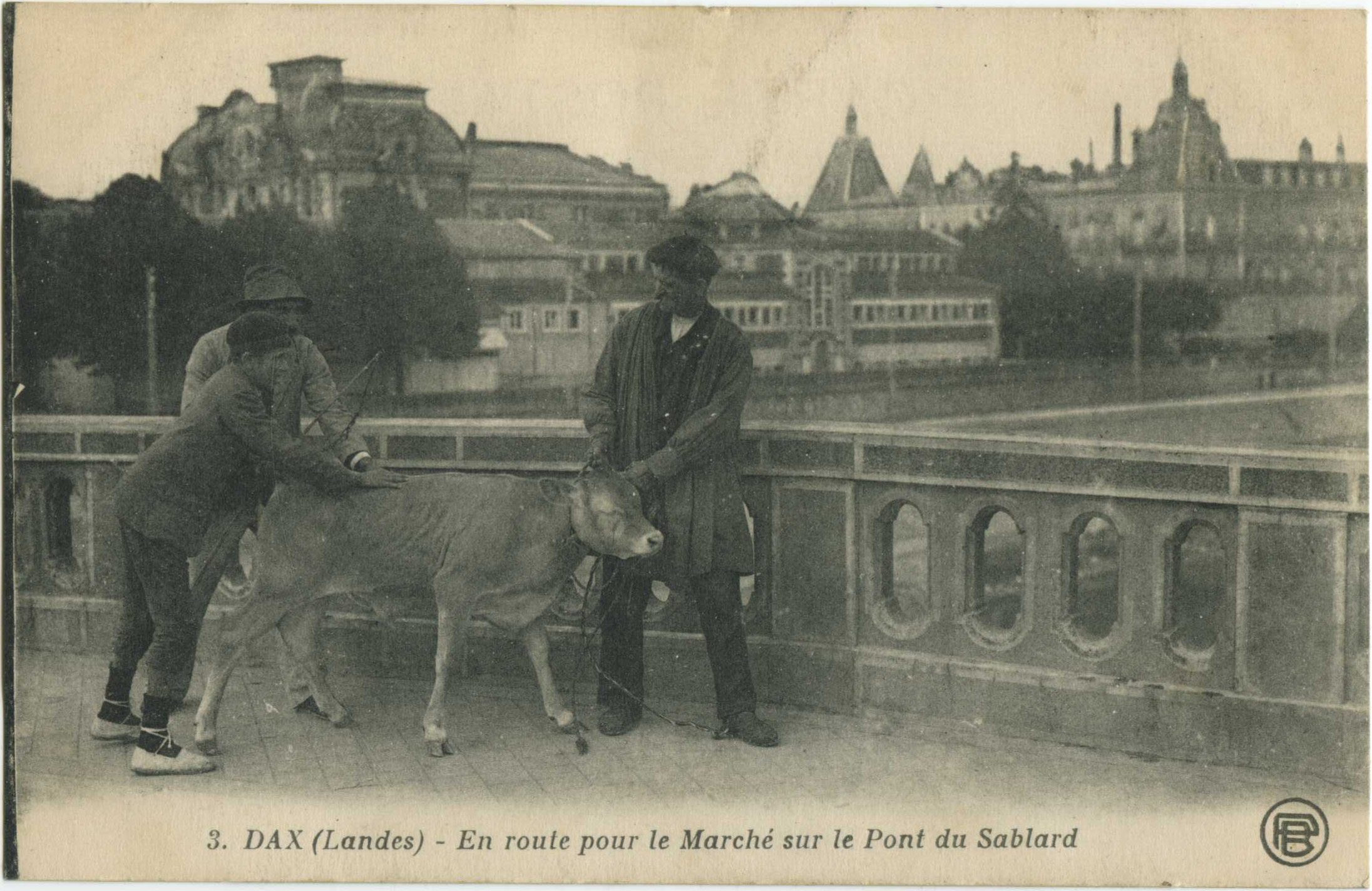 Dax - En route pour le Marché sur le Pont du Sablard
