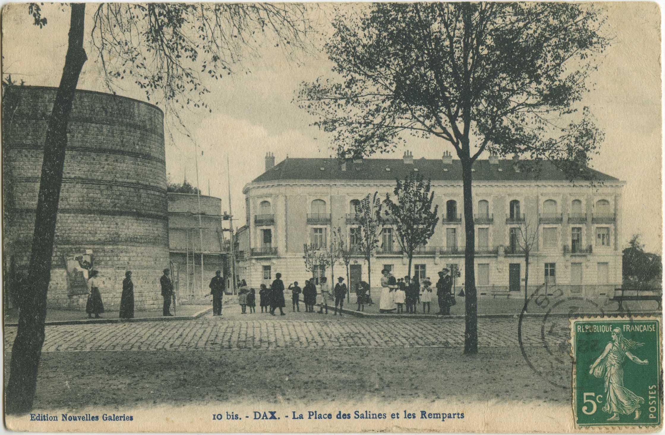 Dax - La Place des Salines et les Remparts