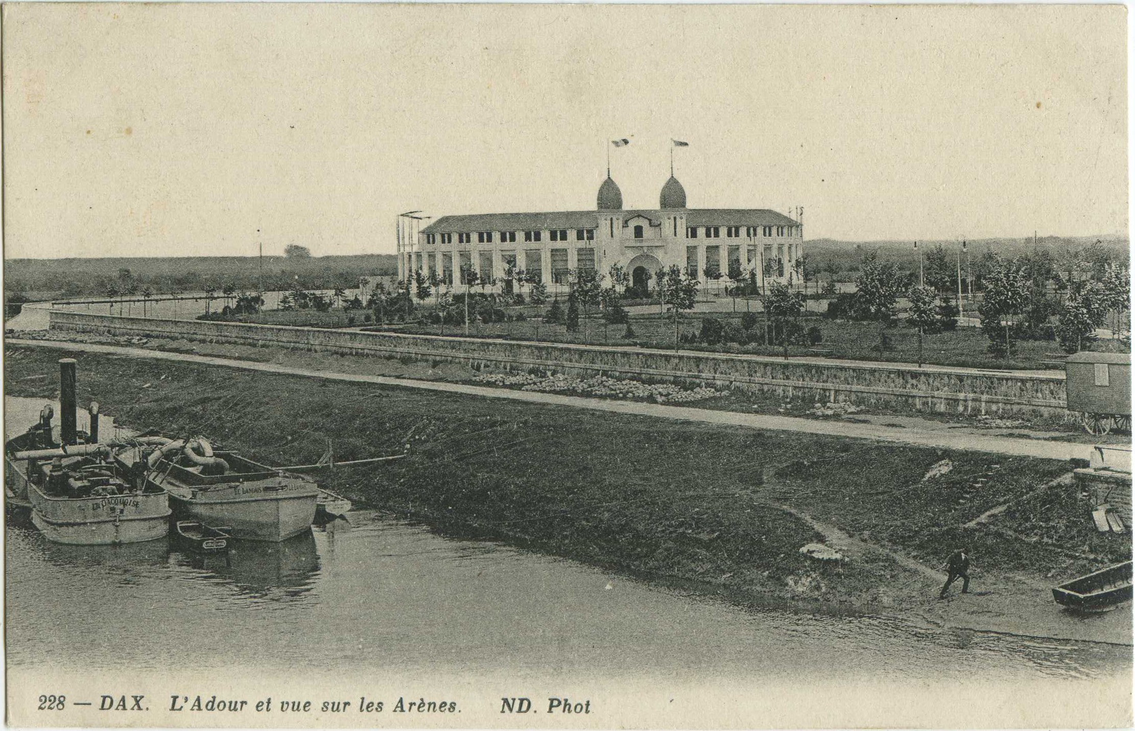 Dax - L'Adour et vue sur les Arènes.