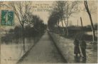 Carte postale ancienne - Dax - Crue de l'Adour - Rue de la Gare - Digue protégeant le Quartier du Sablar