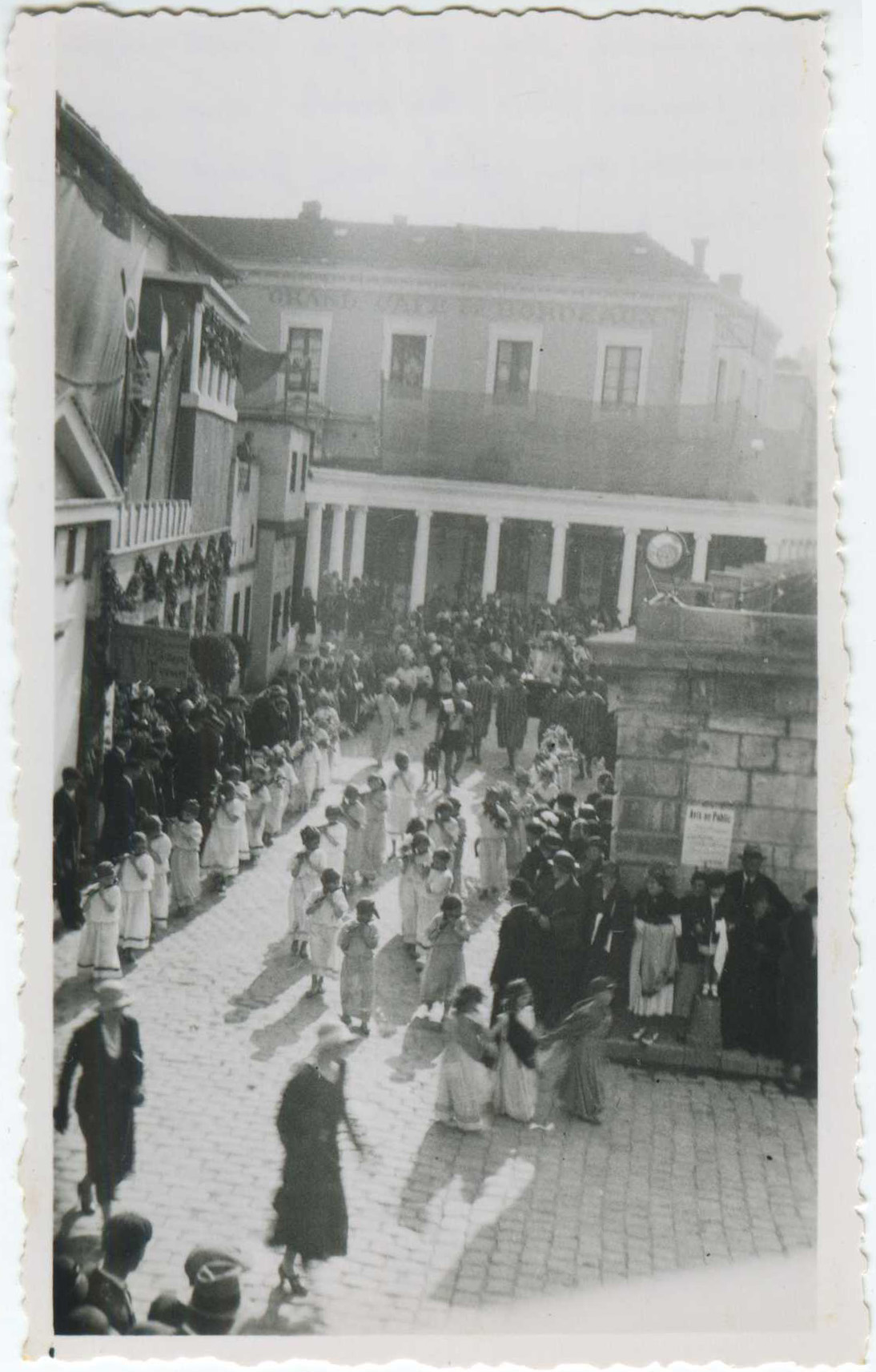 Dax - Photo - Commémorations du bimillénaire de la station thermale (5 juin 1933) - Petits romains jouant du fifre